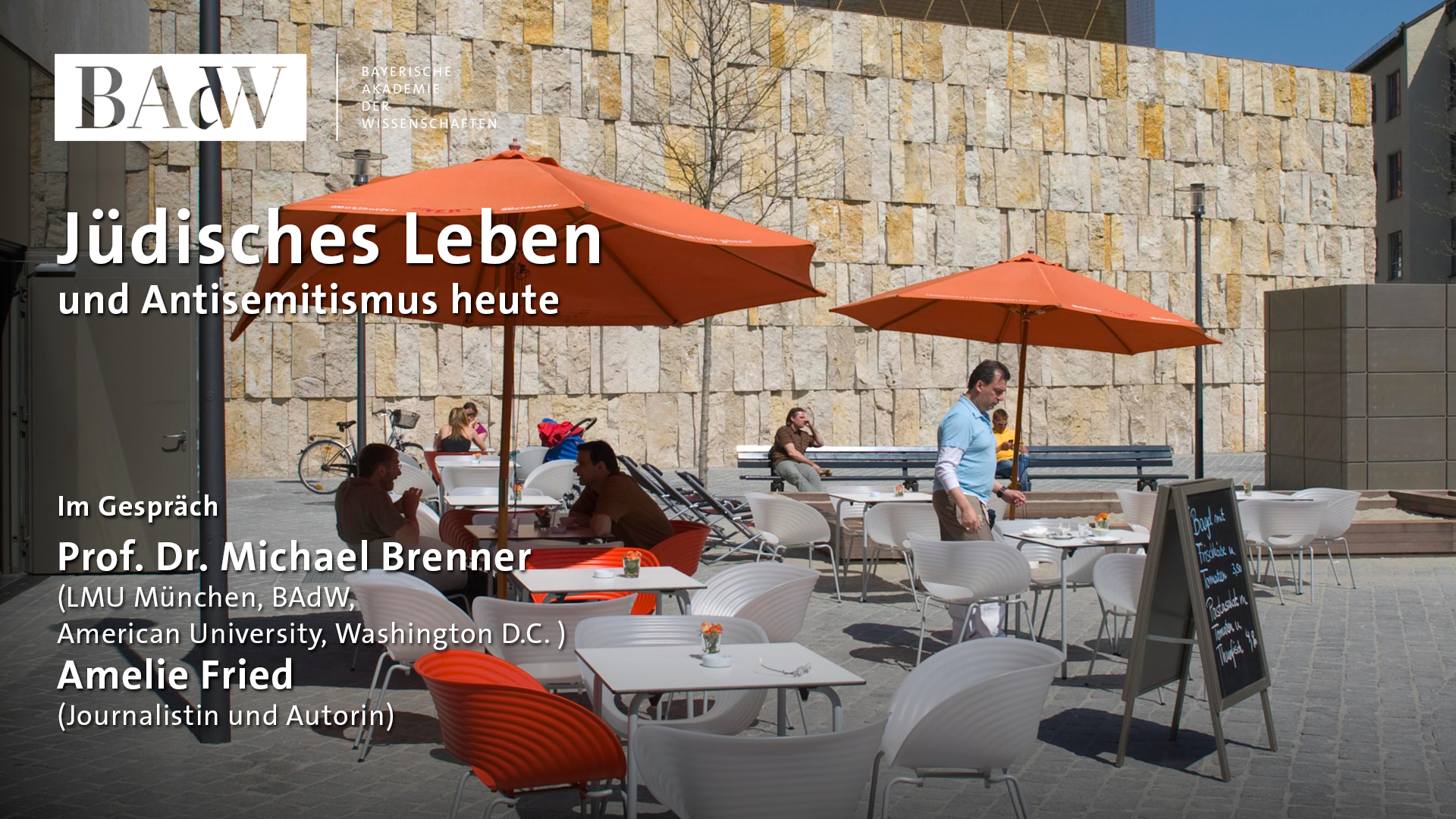 Menschen vor der Münchner Synagoge